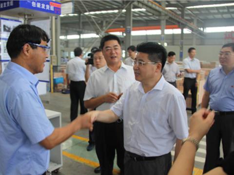 庆祝党的生日 慰问一线党员——市委主要向导莅临彩神母线慰问